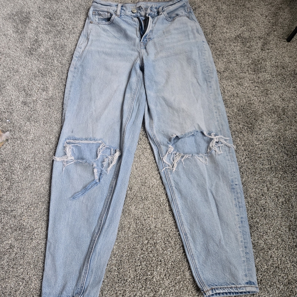 American Eagle Outfitters Light Blue Relaxed Mom Jeans with Rips